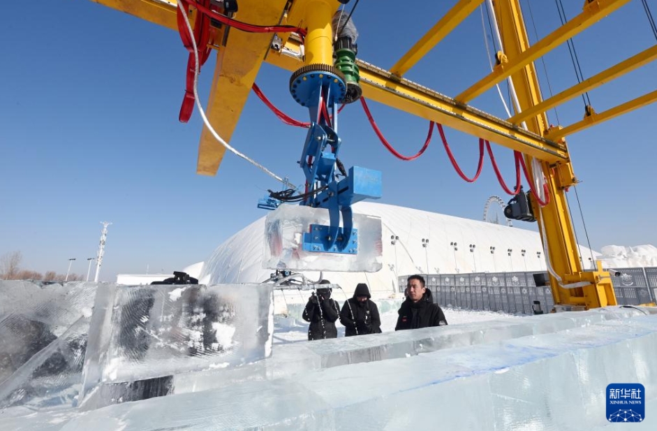 スマート大型氷彫刻自動施工ロボットが哈爾浜で試験運用段階に　黒竜江省