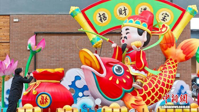 ランタンフェスティバル開催に向けて飾り付け進む山東省青島