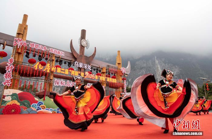 苗族の村落で春節の到来を祝うイベント　貴州省黔西