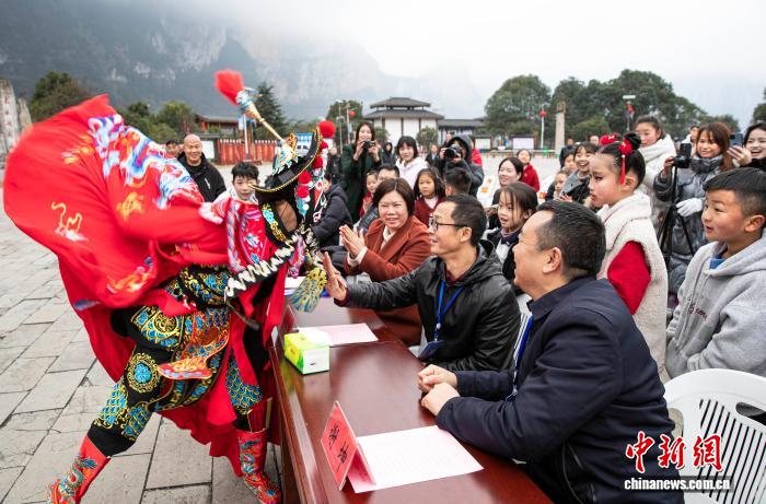 苗族の村落で春節の到来を祝うイベント　貴州省黔西