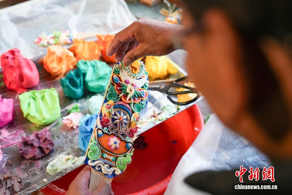 蔵暦新年を祝福する「酥油花」の制作に追われる職人　西蔵・拉薩