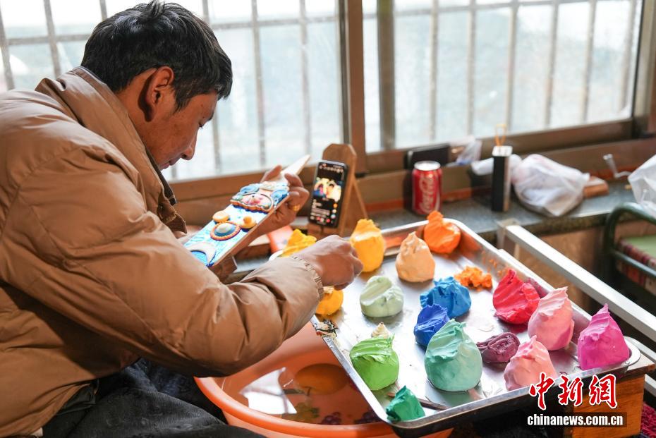 蔵暦新年を祝福する「酥油花」の制作に追われる職人　西蔵・拉薩