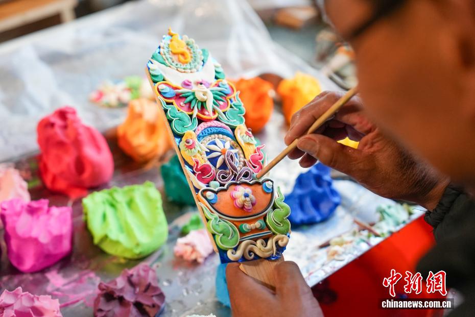 蔵暦新年を祝福する「酥油花」の制作に追われる職人　西蔵・拉薩