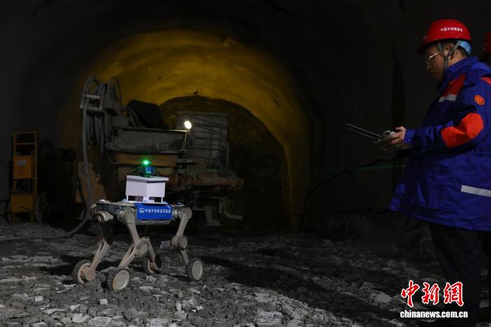 「ロボット犬」が長贛高速鉄道井岡山トンネルの施工巡回点検を支援　江西省