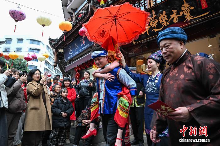 人々を魅了する伝統的な布依族の婚礼パフォーマンス　貴州省都匀