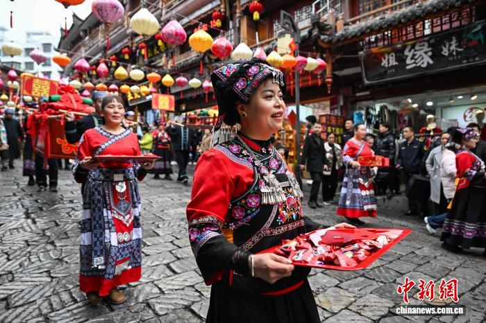 人々を魅了する伝統的な布依族の婚礼パフォーマンス　貴州省都匀