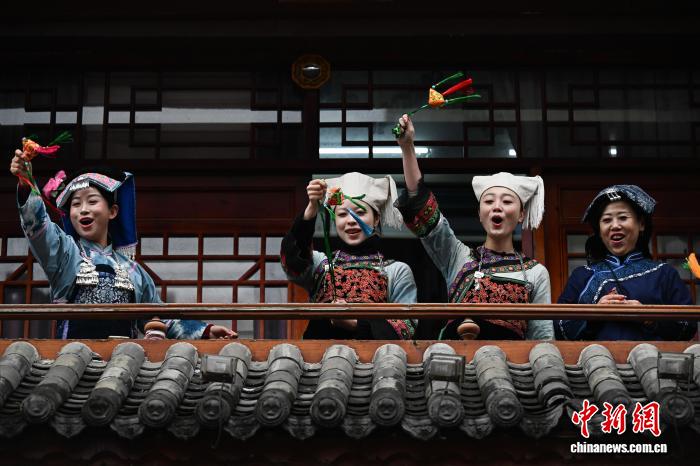 人々を魅了する伝統的な布依族の婚礼パフォーマンス　貴州省都匀