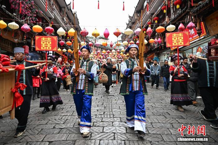 人々を魅了する伝統的な布依族の婚礼パフォーマンス　貴州省都匀