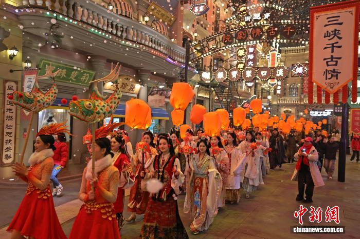 観光客を魅了する伝統と現代トレンドを融合させた無形文化遺産イベント　湖北省宜都