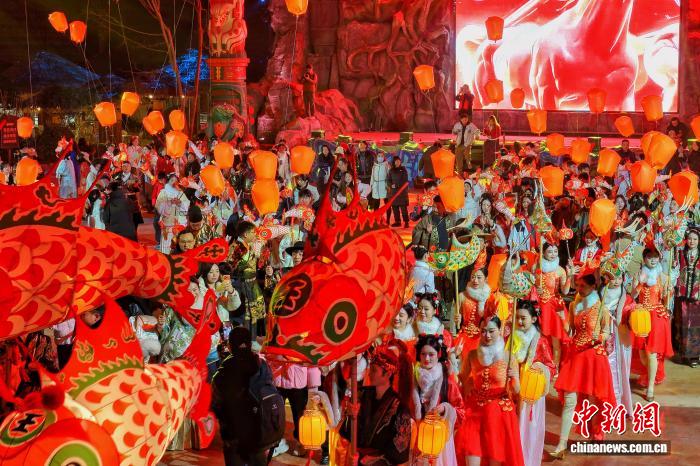 観光客を魅了する伝統と現代トレンドを融合させた無形文化遺産イベント　湖北省宜都