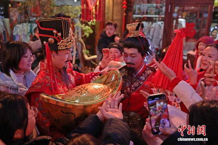 観光客を魅了する伝統と現代トレンドを融合させた無形文化遺産イベント　湖北省宜都