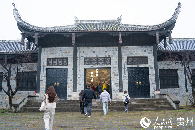 修文県で陽明文化について学び、交流する外国からの参加者（撮影・陽茜）。