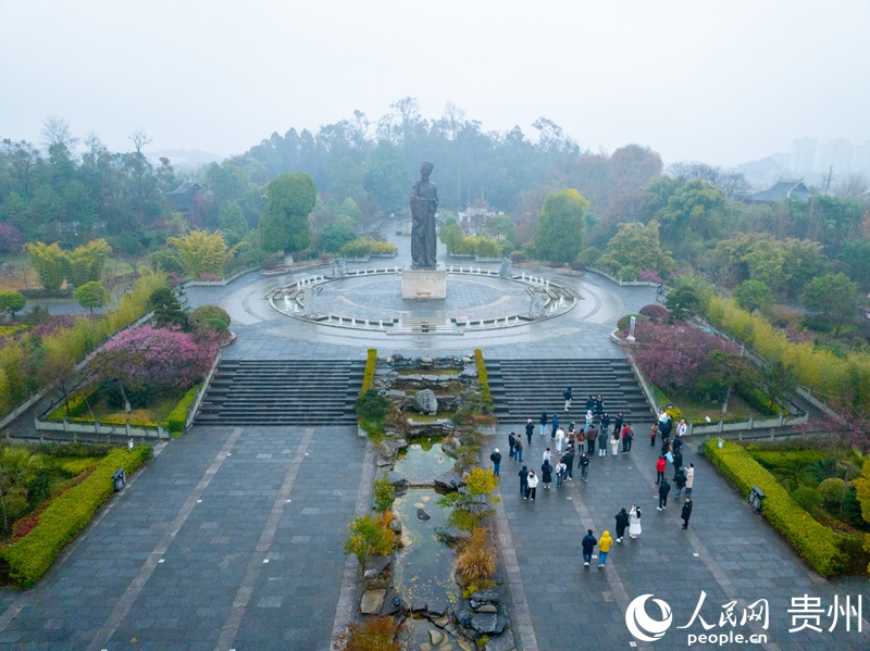 修文県で陽明文化について学び、交流する外国からの参加者（撮影・陽茜）。