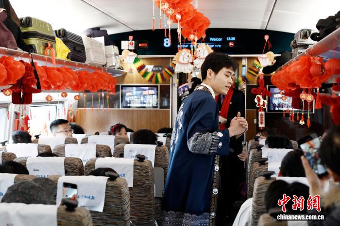 高速列車で旧暦「小年」イベント　一足先に年越し気分味わう乗客たち