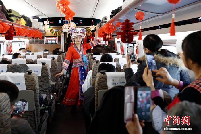 高速列車で旧暦「小年」イベント　一足先に年越し気分味わう乗客たち