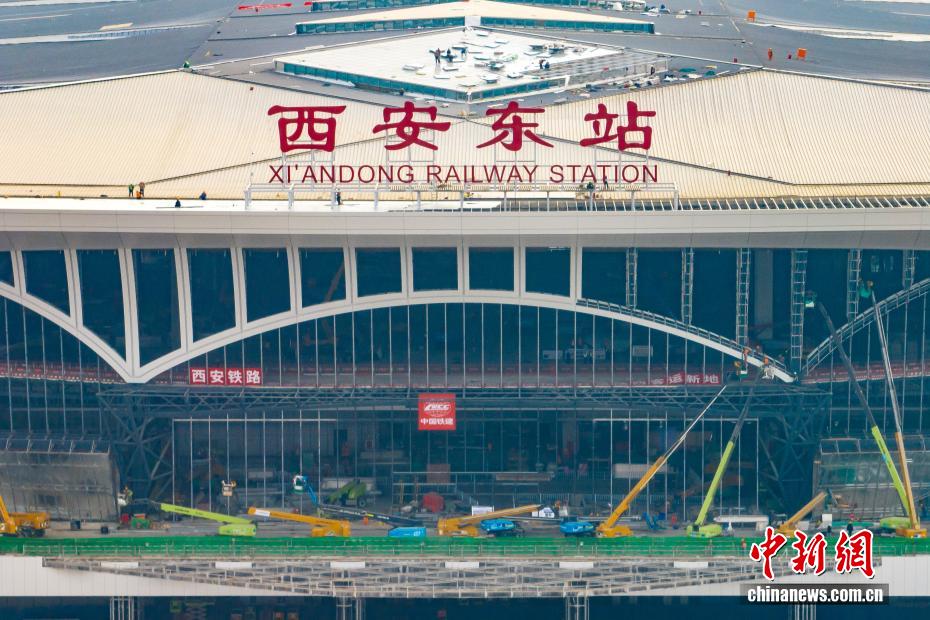 西安東駅の駅名の取り付け作業完了　陝西省