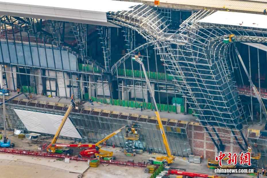 西安東駅の駅名の取り付け作業完了　陝西省