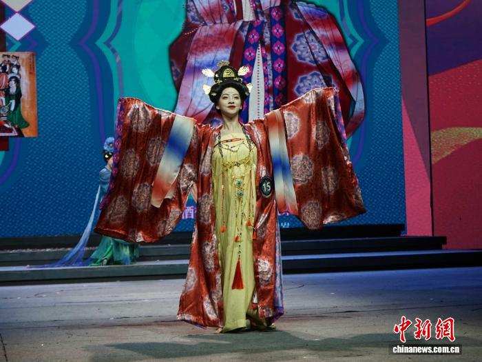 長安の都を艶やかに彩る「漢服ショー」　陝西省西安