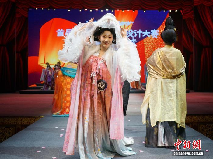 長安の都を艶やかに彩る「漢服ショー」　陝西省西安