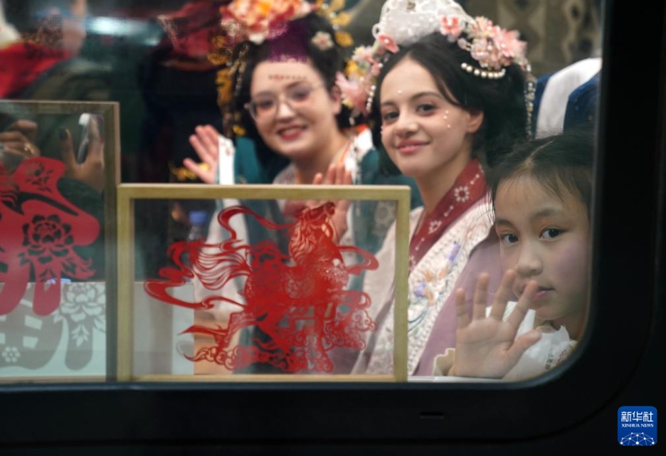 帰省する乗客を楽しませる列車内の年越しイベント