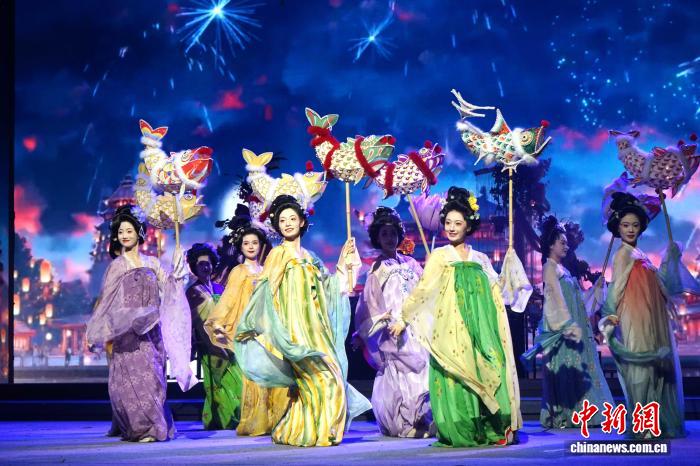 長安の都を艶やかに彩る「漢服ショー」　陝西省西安