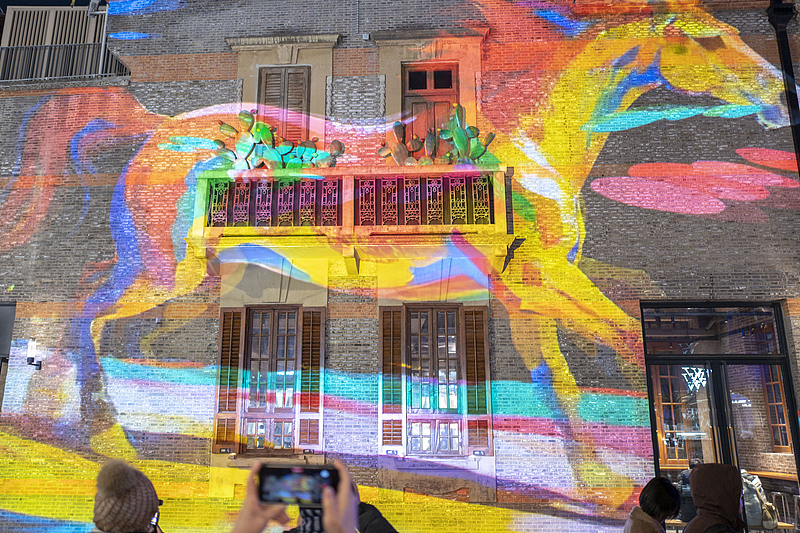 上海市で春節を祝うライトアップイベント