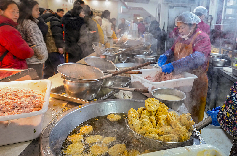 武漢っ子の「年越しの味」は揚げたてのコレ！　湖北省武漢