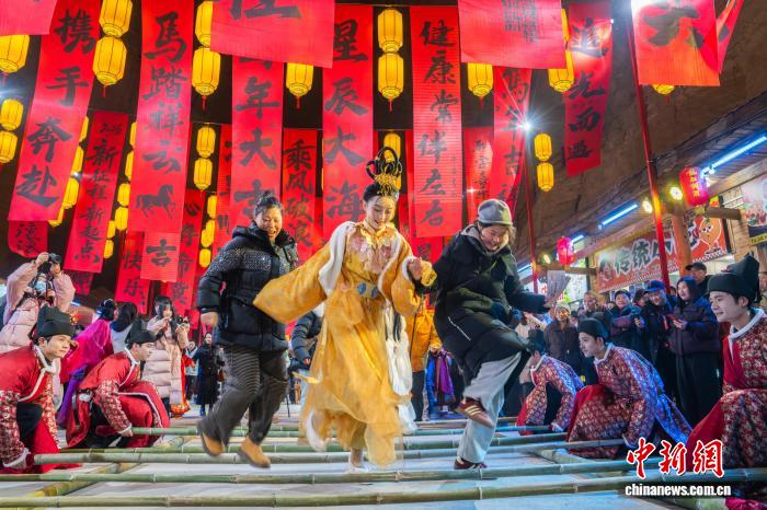 洞窟内で土家族・苗族による新春のランタンフェスティバル　湖北省利川