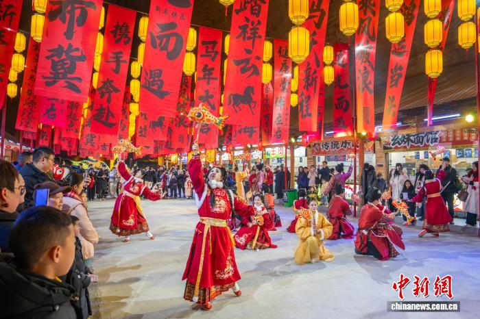 洞窟内で土家族・苗族による新春のランタンフェスティバル　湖北省利川