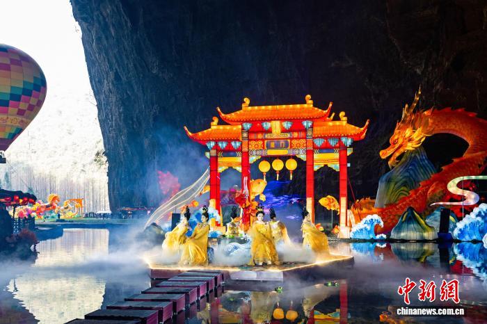 洞窟内で土家族・苗族による新春のランタンフェスティバル　湖北省利川