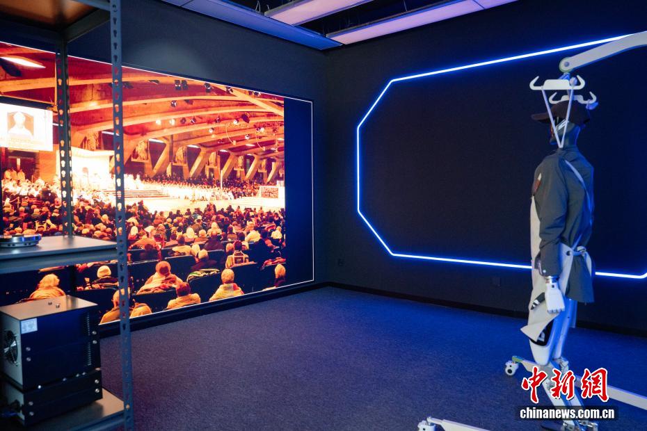 認証取得に勤しむ人型ロボット　浙江省杭州市