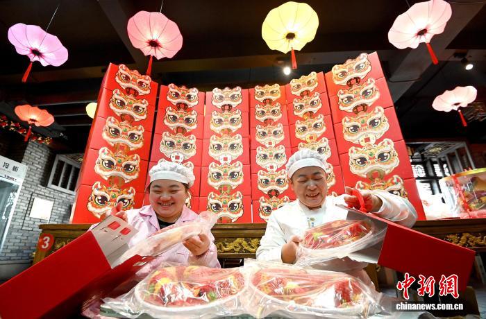 春節デザインの飾り蒸しパンの出荷がピークに 河北省邯鄲市