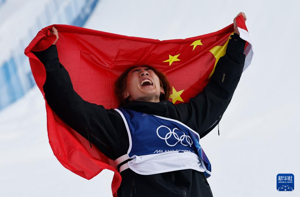 中国がミラノ冬季五輪初の金メダル！ 蘇翊鳴選手がスロープスタイルで優勝