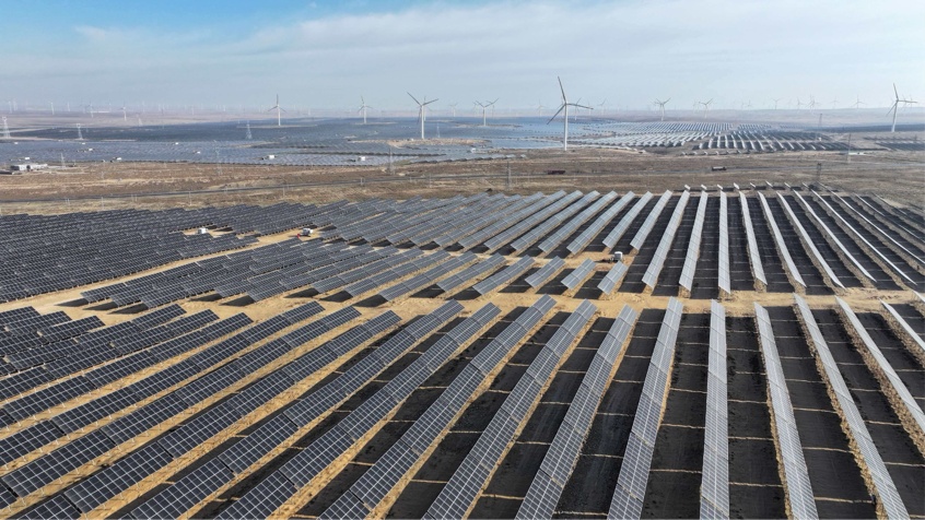 寧夏・霊武400万kW炭鉱地盤沈下地域複合型太陽光発電拠点。画像提供：取材先