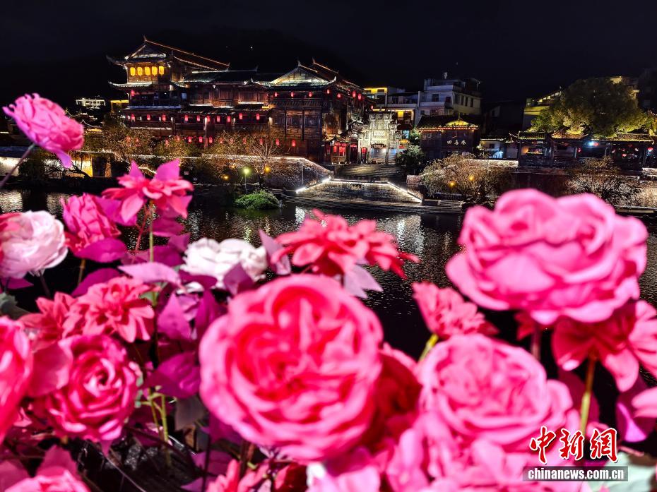 ライトアップで美しく照らされた「客家の首府」　福建省長汀