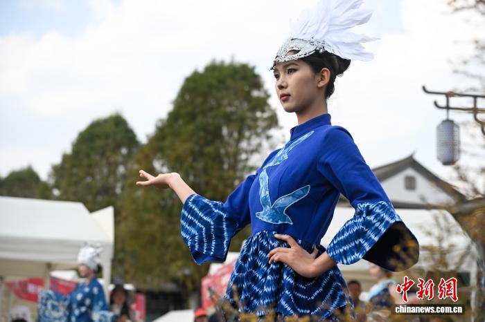 民族衣装を新たな形で表現する無形文化遺産ファッションショー　雲南省