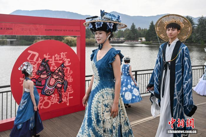 民族衣装を新たな形で表現する無形文化遺産ファッションショー　雲南省