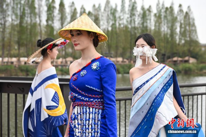 民族衣装を新たな形で表現する無形文化遺産ファッションショー　雲南省