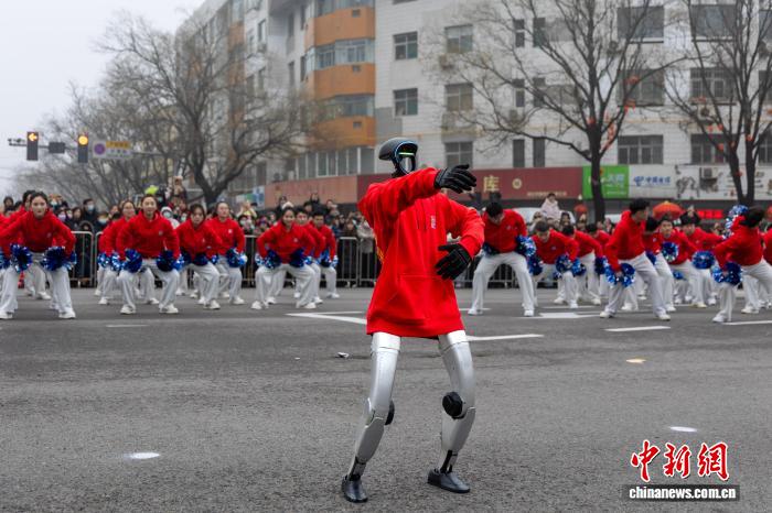 元宵節にテクノロジーと伝統芸能を融合したパレード　河北省武安市