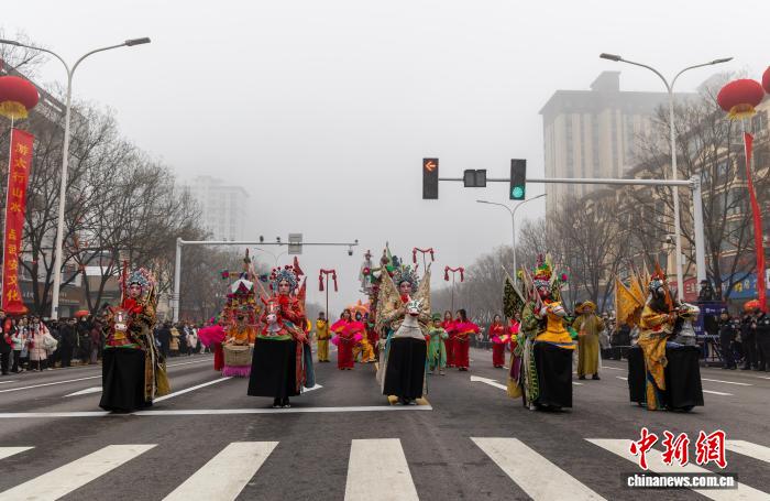 元宵節にテクノロジーと伝統芸能を融合したパレード　河北省武安市