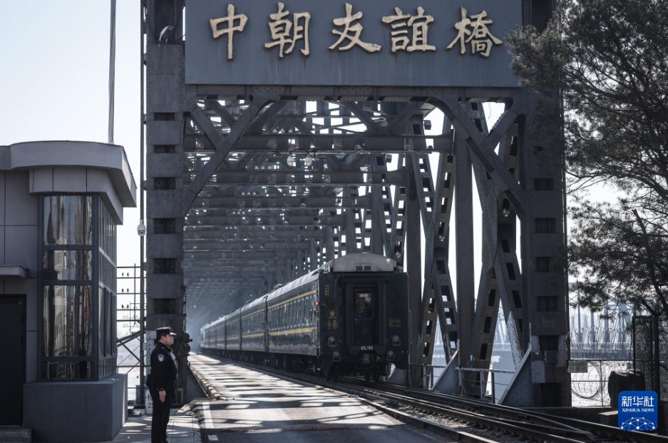 中国と朝鮮を結ぶ国際旅客列車が平壌に到着