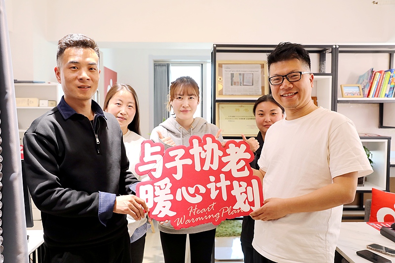 西安の青年が数十万元投じて助け合いの精神促す「肩ポンカード」を制作　陝西省