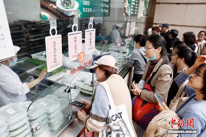 清明節を控え、上海の老舗ブランドのもち菓子「青団」の売れ行き好調