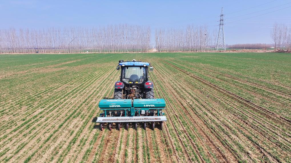 AIが「処方箋」を作成　スマート農機が麦畑へ