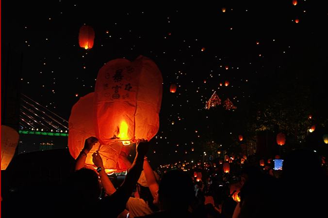 無数のランタンを空に上げて祝う傣族暦の新年　雲南省西双版納