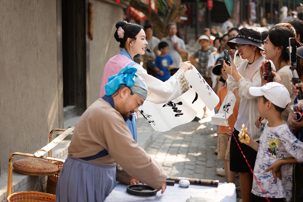 景勝地で「パフォーマー」需要が激増中　日当4万7千円に迫る高収入も