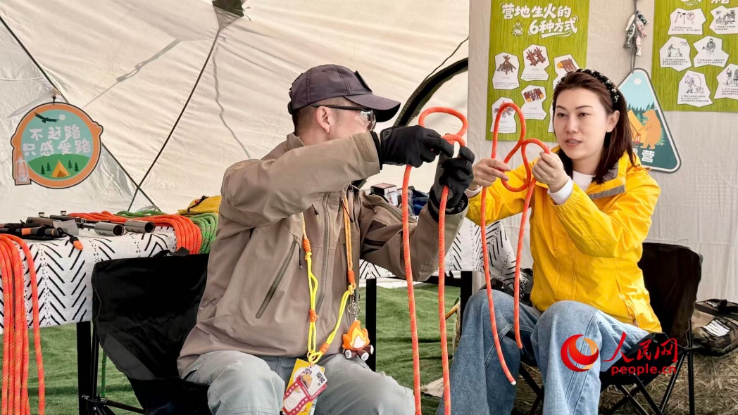 アウトドアキャンプのスキルを学ぶ烏魯木斉(ウルムチ)から来た女性(撮影・李龍)。