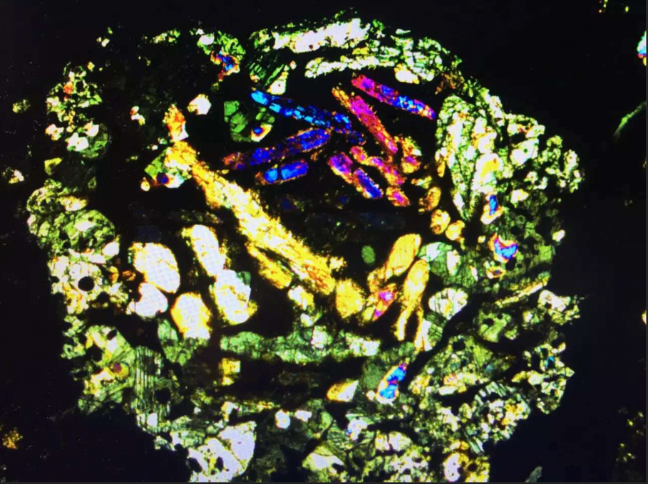 コンドライト中のコンドルールの直交偏光画像。（画像提供：中国地質調査局）