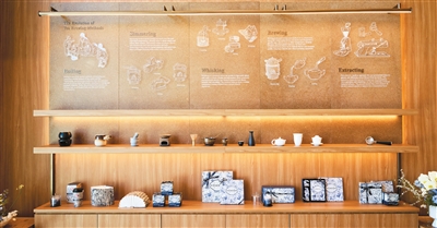 覇王茶姫（CHAGEE）の北米第1号店に飾られた茶文化の紹介や茶器など。（写真提供・取材対象者）