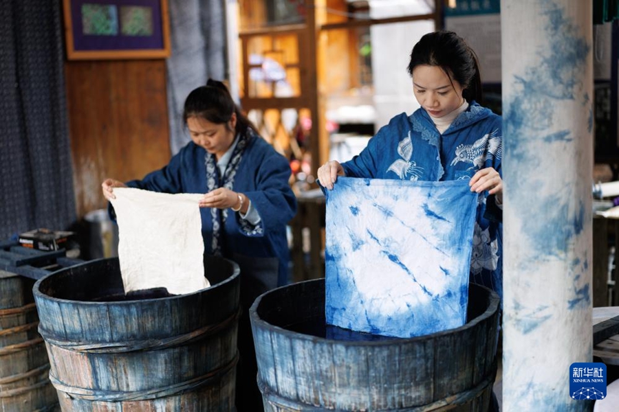 伝統手工芸で増収を目指す貴州省の侗族の女性たち